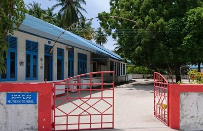 ވަޒީފާއަށް ހާޒިރުނުވާ މުންޑޫ ސްކޫލު މުވައްޒަފެއްގެ ނަމުގައި މުސާރަ ނެގުމުން ދައުވާކޮށްދޭން ފޮނުވައިފި