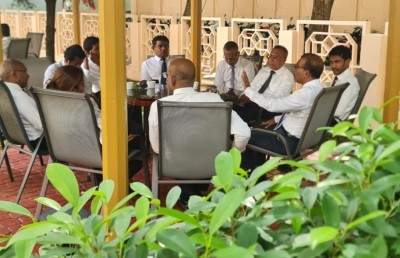 މިހާރު އެންމެން ދައްކަނީ މަޖިލީހަށް ކުރިމަތިލާ ވާހަކަ!