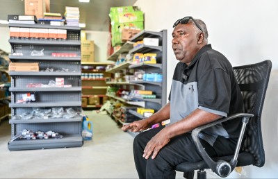 މަންމައަށް ކޮންމެ މަހަކު ފޮނުވި 100 ޑޮލަރުން ފެށި ވިޔަފާރި އެންމެ އުހަށް!