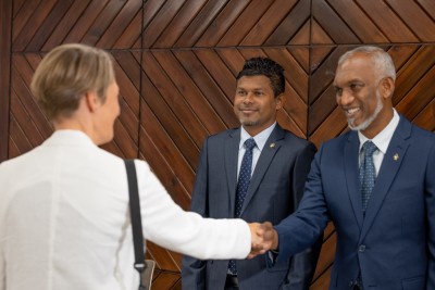 މުއިއްޒު ފުރަތަމަ ބައްދަލުކުރެއްވި ޑިޕްލޮމެޓަކަށް އިނގިރޭސި ސަފީރު