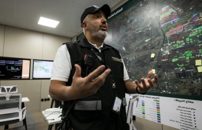 ހައްޖާޖީންގެ ރައްކަލަށް އޭއައި، ޑްރޯން އަދި އެތައް ހާސް ކެމެރާއެއް