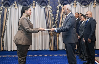 ފަލަސްތީނުގެ ސަފީރުގެ ފަތްކޮޅު ރައީސަށް އަރުވައިފި