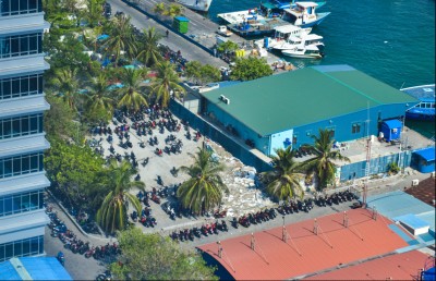 ހުކުރު ވަގުތަށް ފިހާރަ ބަންދުކޮށްފައި ހުއްޓާ ޓިނު ނަގައިގެން ވަދެ ވައްކަންކޮށްފި