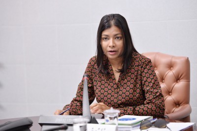ގޯއްޗަކާއި، ދެ ރަށާއި ފަޅެއް ލިބޭ ކަމަށް ބުނެ ފަތުރާ ވާހަކަތައް ބަލައިދޭން ރޮޒޭނާ އެދެފި