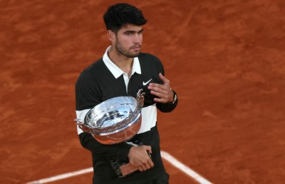 ތާރީހީ ފައިނަލެއްގައި އަލްކަރާޒް ފްރެންޗް އޯޕަން ކާމިޔާބުކޮށްފި