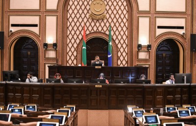 މަޖިލިސް މެންބަރުންތަކެއް އިދާރީ މޭޒުގައި ހުރި ކޮމްޕިއުޓަރުތަކަށް ގެއްލުންދީފި