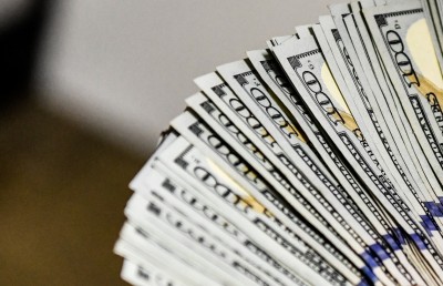 މެދުއިރުމަތީގެ ހަނގުރާމައެއްގެ ބިރާ އެކު ޑޮލަރުގެ އަގު އުފުލެނީ!