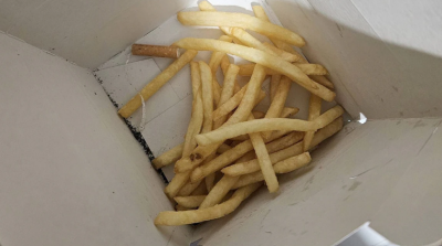 މެކްޑޮނަލްޑްސްގެ ''ހެޕީ މީލް''އެއްގެ ތެރެއިން ސިނގެރޭޓެއް ފެނުމުން ބޮޑު މައްސަލައަކަށް