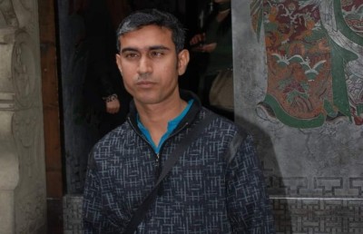 މީގެ ފަސް އަހަރު ކުރިން ގެއްލުނު ނަސްރުﷲ ގެ މައްޗަށް މާދަމާ ކަށުނަމާދު ކުރަނީ