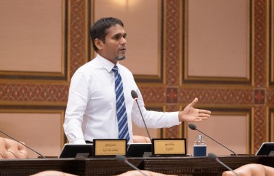 ނަޝީދު ވަކިކުރަން ސޮއި ހޯދީ މެންބަރުންނަށް ބިރު ދައްކައިގެން: އިލްޔާސް
