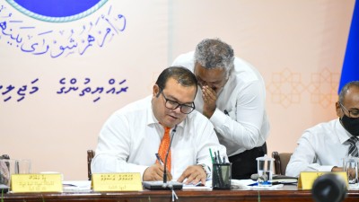 އިތުބާރުގެ މައްސަލަ ދިގުދަންމަނީ، ޑިމޮކްރެޓުންގެ ރިޔާސަތެއްގައި މުއިއްޒު ހުވައިކުރުވަން: އަލީ ނިޔާޒު