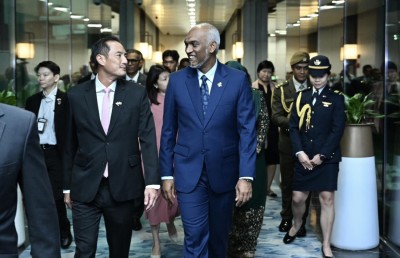 ފުރަމާނަ ދަތުރުފުޅެއްގައި ރައީސްގެ ދެކަނބަލުން ސިންގަޕޫރަށް ވަޑައިގެންފި