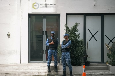 ކޯޓް އަމުރެއްގެ ދަށުން އާރްޑީސީގެ އޮފީހަށް ފުލުހުން ވަދެއްޖެ