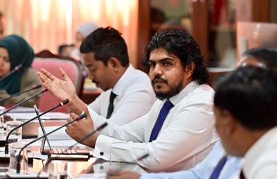 ހަންކެޑެ މަޝްރޫއު ހުއްޓާލުން ގޯސް، ސަރުކާރުގެ ނިންމުން ބަދަލުކުރަން ޖެހޭ: އަޒާން