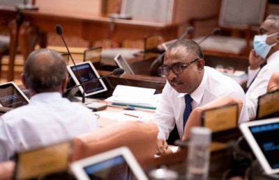 ގަރާރެއް ނޫން ކަމަށް ބުނެ ޑިމޮކްރެޓުން ނެގި ނިޒާމީ މައްސަލައާއެކު މަޖިލިސް ހޫނުވެއްޖެ
