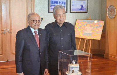 މަހާތިރުގެ 100 ވަނަ އުފަން ދުވަހުގެ ހަދިޔާއަކަށް މައުމޫންގެ ފަރާތްޕުޅުން ހުކުރު މިސްކިތުގެ މުންނާރުގެ މޮޑެލްއެއް