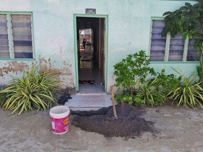 ގޭ ދޮރުމަތިން ނެގީ ބައްޕައަށް ހެދި ސިހުރު، އެނގުނީ ބައްޕަ ނިޔާވިފަހުން