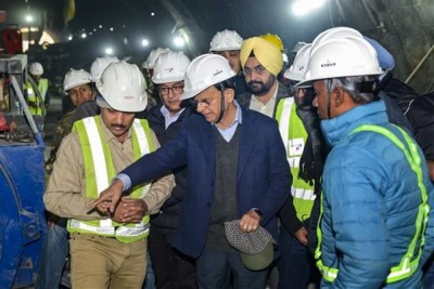 އިންޑިއާގެ ޓަނަލުގައި ތާށިވި މީހުން ސަލާމަތްކުރާ ސަރަހައްދަށް މޯދީގެ ޚާއްސަ އޮފިޝަލެއް