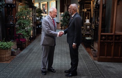 ރަސްގެފާނު ޗާލްސް އާއި ރައީސް މުއިއްޒު ބައްދަލު ކުރައްވައިފި