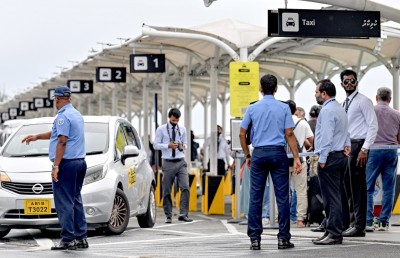 އެއާޕޯޓުގެ ޓެކްސީ ކިއު ކާގޯ ޓާމިނަލް ކައިރިއަށް