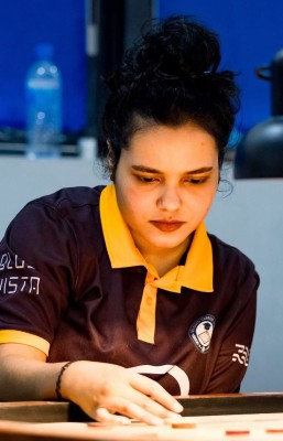 ދިވެހި ކެރަމްގެ "ކުއީން"؛ ކާމިޔާބީގެ ފަހަތުގައި ވޭނީ ދިރިއުޅުމެއް