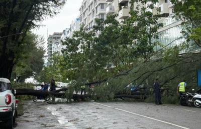 ހުޅުމާލެއަށް 52 މޭލުގެ ބާރުމިނުގައި ވައި ޖެހި، ބޮޑެތި ގެއްލުންތަކެއް!