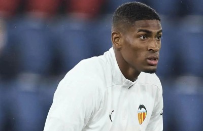 ހިލޭ ސޮއި ކުރުވަން ރެއާލުން ބަލަބަލައި ތިއްބާ އާސެނަލުން ވެލެންސިއާގެ ޑިފެންޑަރު ގަނެފި