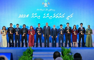 ޝަރުތު ހަމަވި 806 ދަރިވަރުންނަށް ލޯނު ދޭން ރައީސް އަންގަވައިފި