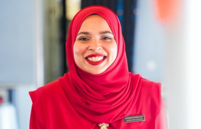 އާ ޓާމިނަލުން ފުރަތަމަ ހިދުމަތް ދެނީ ވައިޑް ބޮޑީ ފްލައިޓަށް، ކްރޫ އިން ދިވެހި ހެދުމުގައި