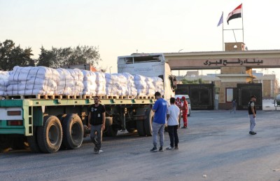 ޣައްޒާގެ ބައެއް ހިސާބުތަކުގައި ހަމަލާތައް މެދުކަނޑާލުމާ އެކު މިސްރު މަގުން އެހީގެ ޓްރަކްތައް ވަންނަން ފަށައިފި