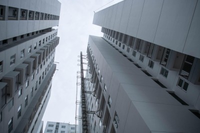 ފަހި ފުލެޓުގައި ލޭބާ ކުއާޓާ ހެދި މީހަކު ބައިލައްކަ ރުފިޔާއިން ޖޫރިމަނާކޮށް، އެތަނުން ބިދޭސީން ހުސްކުރަން އަންގައިފި