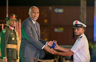 ތުރުކީގެ މަނަވަރު ހަވާލުކުރުން: "މިއީ ފަލަ، ރަތް ރޮނގު ރައީސް ވަރަށް ބާރަށް ފަވާލި ރޭ"