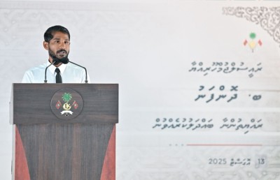 ރައީސް މުއިއްޒު ކުރިމަތީގައި ހުންނަވައި، ދޮންފަނު ކައުންސިލްގެ ރައީސް އެދިވަޑައިގަތީ ބިލް ތަސްދީގު ނުކުރަން