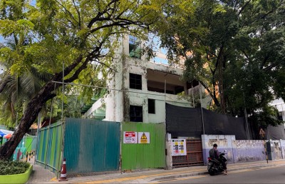 ފާރުން ބައެއް ވެއްޓުނު އީޑީސީގެ އިމާރާތް ތަޅާލަން ފަށައިފި