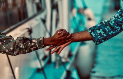 ގަދަރުވެރި ދެ ޔުނިފޯމުން ނިވާވެ ކޮރަޕްޝަން ހިންގުން ހުއްޓުވަންޖެހޭ!