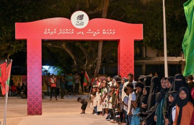 ކުޑަކުދިންތަކެއް ރައީސަށް އެރުވި ސިޓީ: ޝަކުވާއަކީ ޓޫރިސްޓުން އާންމު ތަންތަނުގައި އުޅޭ ގޮތުގެ މައްސަލަ