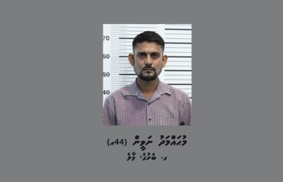 އިމިގްރޭޝަން އޮފިސަރަކަށް ހެދިގެން ފޭރުނު މީހާ މިފަހަރު ހައްޔަރުކުރީ ޗޮކްލެޓް ވަގަށް ނެގުމުގެ ތުހުމަތަށް