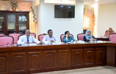 ލައިވް ކޮމިޓީގައި މިގޮތަށް މީހުން ހަވަރަށް ދިނުން މައްސަލައެއް ނޫން؟