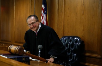 އެންމެންގެ ލޯބި ހޯދި ފަނޑިޔާރު ފްރޭންކް ކެޕްރިއޯ އަވަހާރަވެއްޖެ