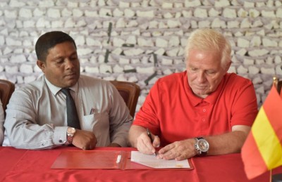 ވިކްޓްރީއާ ހަވާލުވަނީ މެމްބަރު ޝަރީފާއި، ނަޒީމް