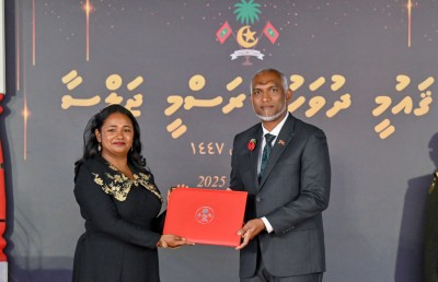 މެޒޯ މޯޑުގެ ހަނދާނަށް ޝަރަފުވެރިކަމުގެ އިނާމު ދީފި