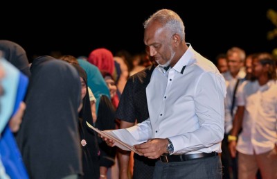 ކުޑަކުދިންތަކެއް ރައީސަށް އެރުވި ސިޓީ: ޝަކުވާއަކީ ޓޫރިސްޓުން އާންމު ތަންތަނުގައި އުޅޭ ގޮތުގެ މައްސަލަ