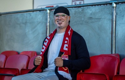 އިނގިރޭސި ޓީމެއްގެ ކޯޗަކަށް އަލަށް ސިކުންގެ މީހަކު ހަމަޖައްސައިފި