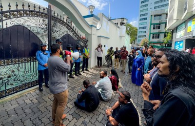 މުލީއާގެ ކުރިމަތީގައި ނޫސްވެރިން އިހުތިޖާޖުކުރަނީ