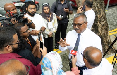 ނޫސްވެރިން ޕްރެޝާކުރުމާ އެކު އަސްވާޑާއި ޚަލީލް މީޑިއާގެ ކުރިމައްޗަށް!