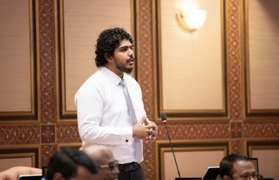 މީޑިއާ ބިލުގައި ނާޖާއިޒު ފައިދާ ނެގޭނެ ކަންކަން އެބަހުރި، އިސްލާހުކުރަންޖެހޭ: އަޒާން