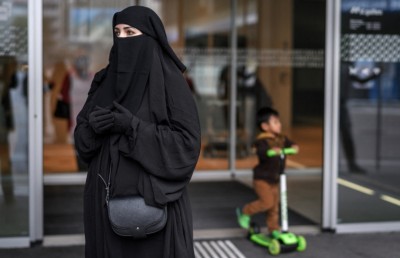 ޝަރުއީ ދާއިރާގެ މުވައްޒަފުން މޫނު ބުރުގާ އެޅުން ހުއްދަކޮށްފި