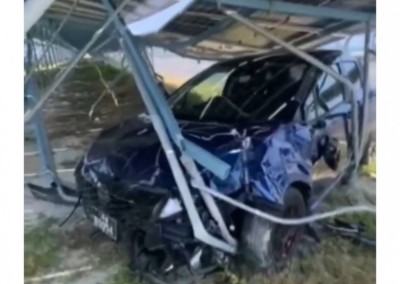 ކާރެއް އަނެއްކާ ވެސް ސޯލާ ޕެނަލްތަކުގައި ޖެހި، ގެއްލުންވެއްޖެ