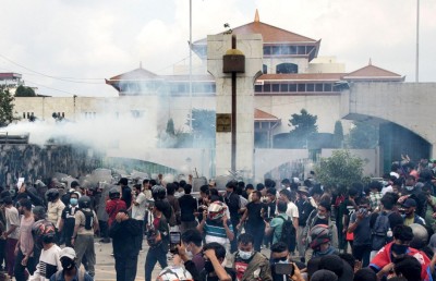 ނޭޕާލު އަނދަނީ: ލީޑަރުންގެ ގެތަކުގައި ހުޅުޖަހައި މީހުންނަށް ވެސް ހަމަލާދެނީ