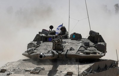 ޓޭންކެއްގެ ތެރެއެއް ބޮމެއް ވައްޓާލައި އިޒްރޭލު ސިފައިންގެ ހަތަރު މީހަކު މަރާލައިފި